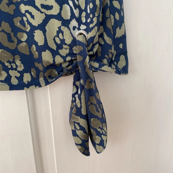 Chico’s Size 2 Green Blue Leopard Print Animal Print Tie Blouse Chicos Large - Picture 6 of 12